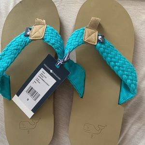 BRAND NEW Men’s vineyard vines flip flops